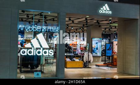 SINGAPOUR - 5 MARS 2020 : entrée principale du magasin Adidas dans le centre commercial de Singapour Banque D'Images