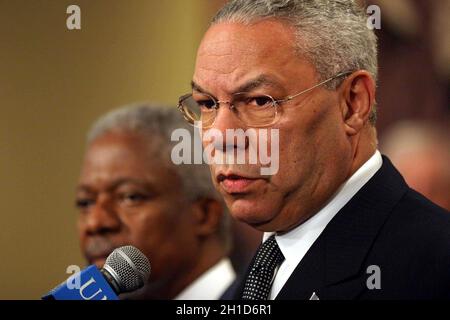 22 juillet 2004 - New York - Colin Powell, secrétaire d'État des États-Unis, et John Danforth, le nouvel ambassadeur des États-Unis auprès des Nations Unies, ont rencontré Kofi Annan au sujet de la situation actuelle au Soudan.Photo: G. Fabiano/Sipa Press/ColinPowellun.15/0407230349 Banque D'Images