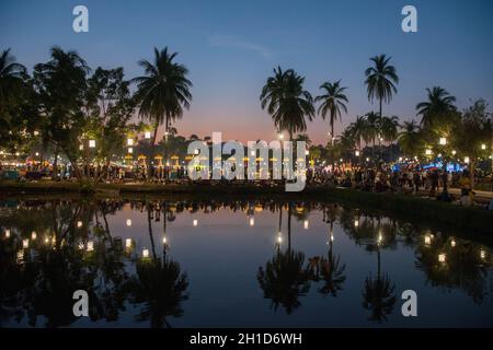 Le festival Loy Krathong dans le parc historique de Sukhothai dans le Provin Sukhothai en Thaïlande. Thaïlande, Sukhothai, novembre 2019 Banque D'Images