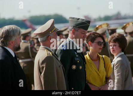 ***PHOTO DU FICHIER*** le général Colin Luther Powell, 3e de gauche, Président des chefs d'état-major interarmées des forces armées des États-Unis, arrive à Prague, Czec Banque D'Images