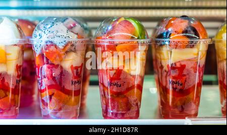 SINGAPOUR - 3 MARS 2020 : fruits préemballés mis en vente dans un réfrigérateur commercial Banque D'Images