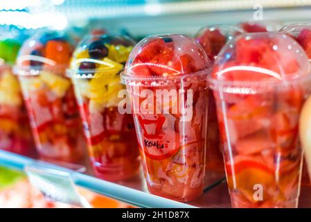 SINGAPOUR - 3 MARS 2020 : fruits préemballés mis en vente dans un réfrigérateur commercial Banque D'Images