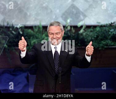 Photo du dossier - Philadelphie, PA - le 31 juillet 2000 -- le général Colin L. Powell (Armée des États-Unis, retraité) prend la parole lors de la première séance de nuit du Congrès national républicain de 2000 à Philadelphie, en Pennsylvanie, le lundi 31 juillet 2000.- Colin Powell, chef militaire et premier secrétaire d'État américain noir, meurt après des complications de Covid-19.Photo de Ron Sachs - CNP /ABACAPRESS.COM Banque D'Images