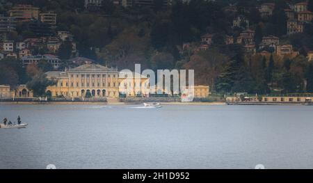 Côme près de Milan, Italie - 4 novembre 2017 : atterrissage en hydravion sur le lac de Côme avec de petits bateaux de pêcheurs en automne Banque D'Images