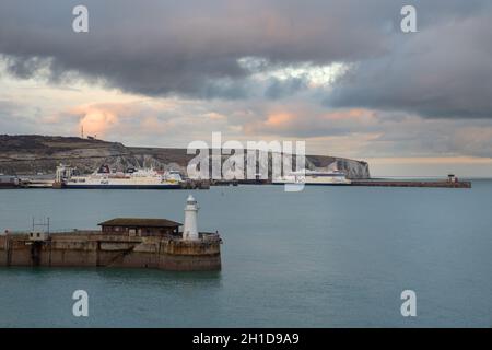 DOUVRES, GRANDE-BRETAGNE - 5 FÉVRIER 2020: Image panoramique du terminal de ferry de Douvres avec les falaises blanches en arrière-plan au coucher du soleil en février Banque D'Images