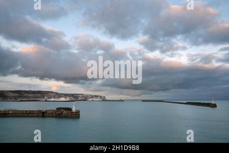 DOUVRES, GRANDE-BRETAGNE - 5 FÉVRIER 2020: Image panoramique du terminal de ferry de Douvres avec les falaises blanches en arrière-plan au coucher du soleil en février Banque D'Images