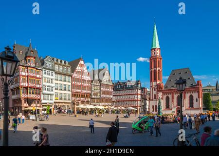 Belle vue panoramique sur le célèbre Römerberg, y compris la vieille église Saint-Nicolas dans le coeur historique de la vieille ville médiévale de Francfort-sur-le-main. Banque D'Images