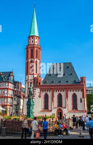 Belle vue sur l'église Saint-Nicolas, une église luthérienne médiévale dans le sud de la place Römerberg à Francfort-sur-le-main, en Allemagne, et en face... Banque D'Images
