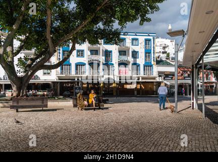 Les personnes qui profitent du soleil sur la place principale de la vieille ville d'Albufeira, Algarve, Portugal Banque D'Images