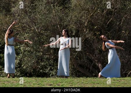 Olympie ancienne, Grèce.18 octobre 2021.Les actrices se produit lors de la cérémonie olympique d'éclairage à la flamme pour les Jeux Olympiques d'hiver de 2022 à Beijing, à l'ancienne Olympie, en Grèce, le 18 octobre 2021.Crédit: Marios Lolos/Xinhua/Alamy Live News Banque D'Images