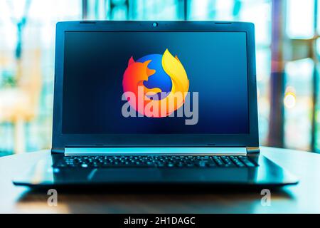 POZNAN, POL - 24 MARS 2020: Ordinateur portable affichant le logo de Firefox, un navigateur web gratuit et open-source. Banque D'Images