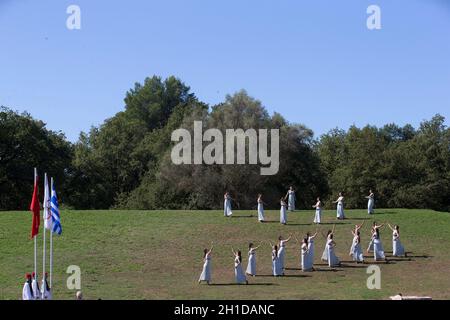 Olympie ancienne, Grèce.18 octobre 2021.Les actrices se produit lors de la cérémonie olympique d'éclairage à la flamme pour les Jeux Olympiques d'hiver de 2022 à Beijing, à l'ancienne Olympie, en Grèce, le 18 octobre 2021.Crédit: Marios Lolos/Xinhua/Alamy Live News Banque D'Images