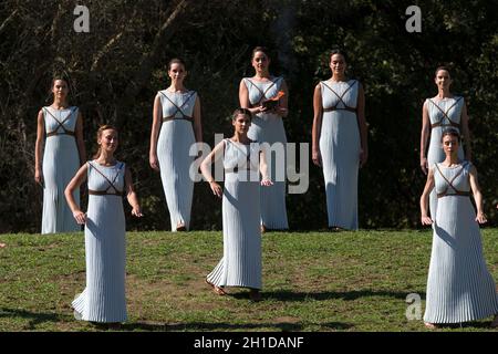 Olympie ancienne, Grèce.18 octobre 2021.Les actrices se produit lors de la cérémonie olympique d'éclairage à la flamme pour les Jeux Olympiques d'hiver de 2022 à Beijing, à l'ancienne Olympie, en Grèce, le 18 octobre 2021.Crédit: Marios Lolos/Xinhua/Alamy Live News Banque D'Images