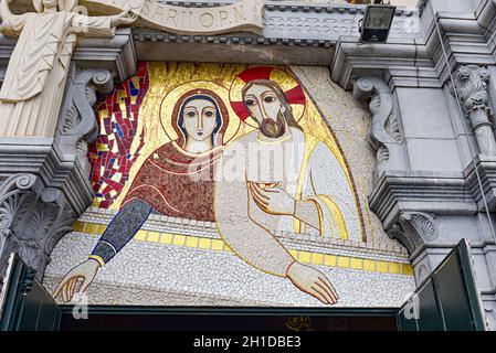 Lourdes, France - mosaïques religieuses à l'entrée extérieure de l'église de la Basilique du Rosaire à Lourdes Banque D'Images
