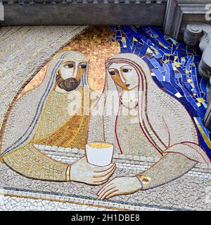 Lourdes, France - mosaïques religieuses à l'entrée extérieure de l'église de la Basilique du Rosaire à Lourdes Banque D'Images