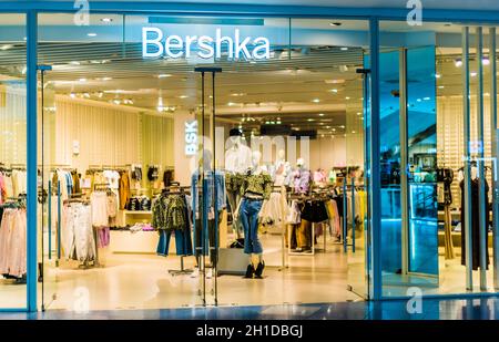 SINGAPOUR - 5 MARS 2020 : entrée principale du magasin Bershka dans le centre commercial de Singapour Banque D'Images