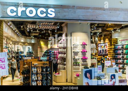 SINGAPOUR - 5 MARS 2020 : entrée principale du magasin Crocs dans le centre commercial de Singapour Banque D'Images