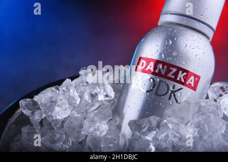 POZNAN, POL - 21 NOVEMBRE 2019 : bouteille de Danzka, une marque de vodka danoise appartenant à Belvedere sa (France) Banque D'Images