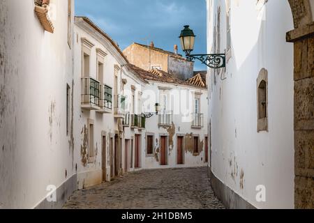 Faro, Portugal - 1 mai 2018 : Détail de l'architecture des rues du centre-ville avec la construction typique un jour de printemps Banque D'Images