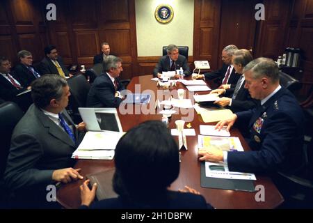 Le vendredi matin 21 mars 2003, le président des États-Unis George W. Bush rencontre son conseil de guerre dans la salle de situation de la Maison Blanche.La conseillère à la sécurité nationale, Condoleezza Rice, le directeur de la CIA, George Tenet, le chef d'état-major, Andy Card, le secrétaire d'État, Colin Powell, le secrétaire à la Défense, Donald Rumsfeld, et le président des chefs d'état-major interarmées, Richard B. Myers, sont présents à la table.Crédit obligatoire : Eric Draper/Maison Blanche via CNP Banque D'Images