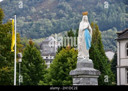 Lourdes, France - 9 octobre 2021 : statue de la Vierge Marie sur l'espanade de la basilique Rosaire Banque D'Images