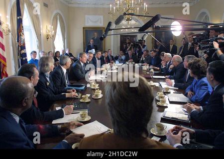 Le président des États-Unis George W. Bush tient une réunion du Cabinet à la Maison Blanche à Washington, DC, le 9 avril 2001.Au cours de la réunion, il a fait une autre déclaration sur la situation en Chine.En bas à gauche autour de la table, à droite : le secrétaire AMÉRICAIN à l'éducation Rod Paige ; le secrétaire américain à la Santé et aux Services humains Tommy Thompson ; le secrétaire américain à l'intérieur Gale Norton ; le secrétaire d'État américain Colin Powell ; le président Bush ; le secrétaire américain à la Défense Donald Rumsfeld ;Le secrétaire AMÉRICAIN au Commerce Don Evans; le secrétaire américain aux Transports Norman Mineta; le directeur de l'OMB Mitch Daniels; White House Chi Banque D'Images