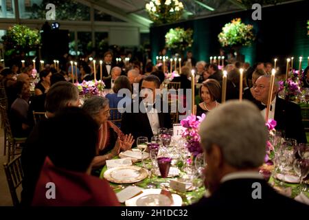 Washington, DC - le 24 novembre 2009 -- Mme Gursharan Kaur, épouse du Premier ministre Manmohan Singh, s'entretient avec le président Barack Obama lors du dîner d'État à la Maison Blanche, le 24 novembre 2009.Nancy Pelosi, présidente de la Maison des États-Unis, et Colin Powell, ancien secrétaire d'État, sont assis à droite. Crédit obligatoire : Pete Souza - Maison Blanche via CNP Banque D'Images