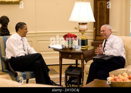 Washington, DC - le 15 mai 2009 -- le président des États-Unis Barack Obama rencontre l'ancien secrétaire d'État, le général Colin Powell, dans le bureau ovale, le 15 mai 2009.Crédit obligatoire: Pete Souza - Maison Blanche via CNP Banque D'Images