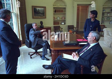 Washington, Vereinigte Staaten.08 mars 2002.Le président américain George W. Bush rencontre le chef de cabinet de la Maison Blanche Andy Card, à l'extrême droite, le secrétaire d'État américain Colin Powell, au centre, et le conseiller à la sécurité nationale Condoleezza Rice dans le bureau ovale de la Maison Blanche à Washington, DC, le mercredi 12 décembre 2001. Crédit obligatoire :Eric Draper - Maison Blanche via CNP.Credit: dpa/Alay Live News Banque D'Images