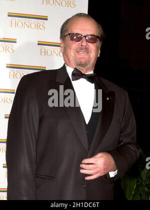 Jack Nicholson arrive à l'édifice Harry S. Truman (Département d'État) à Washington, DC, le 4 décembre 2004, pour un dîner offert par le secrétaire d'État américain Colin Powell.Au dîner, six légendes des arts de la scène recevront le Kennedy Center Honors of 2004.C'est la 27e année que les honneurs ont été accordés à des « individus extraordinaires dont l'art unique et abondant a contribué de manière significative à la vie culturelle de notre nation et du monde », a déclaré Stephen A. Schwarzman, président du John F. Kennedy Center for the Performing Arts.Les lauréats sont : acteur, dire Banque D'Images