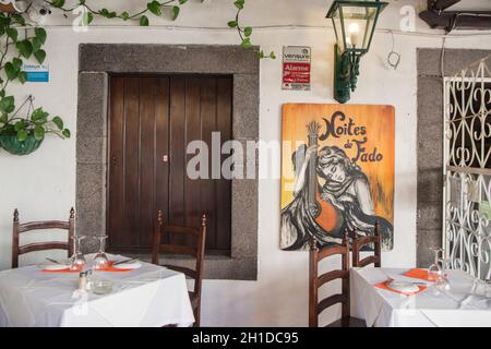 rue et art mural dans les maisons anciennes de la vieille ville de zona Velha dans la vieille ville de Funchal la nuit sur l'île de Madère du Portugal. Portugal Banque D'Images