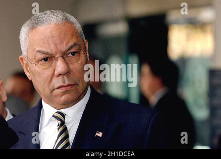 Photo du dossier - le secrétaire Colin Powell parle de sa démission et du processus de paix entre Palestiniens et Israéliens lors d'une conférence de presse avec son Excellence Silvan Shalom, ministre des Affaires étrangères d'Israël à Washington DC, le lundi 15 novembre 2004.- Colin Powell, chef militaire et premier secrétaire d'État américain noir, meurt après des complications de Covid-19.Photo par Olivier Douliery/ABACAPRESS.COM Banque D'Images