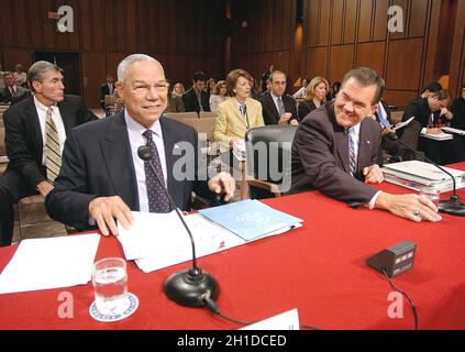 Photo du dossier - le secrétaire d'État Colin Powell et le secrétaire à la sécurité intérieure Tom Ridge témoignent devant le Sénat pour s'assurer que la U.S. Intelligence Community appuie la défense intérieure et les opérations militaires à Washington DC le 13 2004 septembre.- Colin Powell, chef militaire et premier secrétaire d'État américain noir, meurt après des complications de Covid-19.Photo par Olivier Douliery/ABACAPRESS.COM Banque D'Images