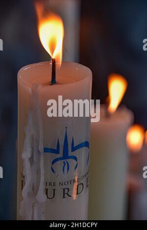 Lourdes, France - 9 octobre 2021 : des bougies s'allument dans un sanctuaire situé dans le lieu de pèlerinage catholique de la basilique Rosaire de Lourdes Banque D'Images