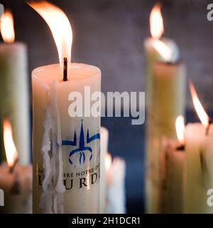 Lourdes, France - 9 octobre 2021 : des bougies s'allument dans un sanctuaire situé dans le lieu de pèlerinage catholique de la basilique Rosaire de Lourdes Banque D'Images