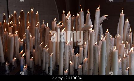 Lourdes, France - 9 octobre 2021 : des bougies s'allument dans un sanctuaire situé dans le lieu de pèlerinage catholique de la basilique Rosaire de Lourdes Banque D'Images