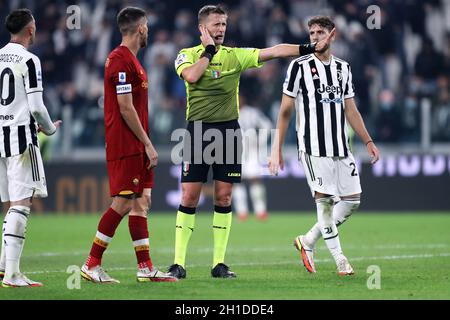 L'arbitre officiel Daniele Orsato gestuelle pendant la série Un match entre Juventus FC et AS Roma Banque D'Images