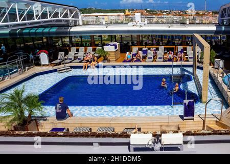 Oranjestad, Aruba - 8 janvier 2018 : pont supérieur du navire de croisière Holland America Eurodam Banque D'Images