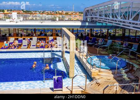 Oranjestad, Aruba - 8 janvier 2018 : pont supérieur du navire de croisière Holland America Eurodam Banque D'Images