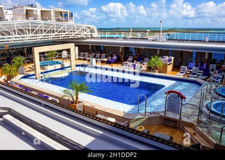 Half Moon Cay Island, Bahamas - 2 décembre 2019 : pont supérieur du bateau de croisière Holland America Eurodam Banque D'Images