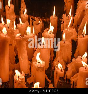 Lourdes, France - 9 octobre 2021 : des bougies s'allument dans un sanctuaire situé dans le lieu de pèlerinage catholique de la basilique Rosaire de Lourdes Banque D'Images