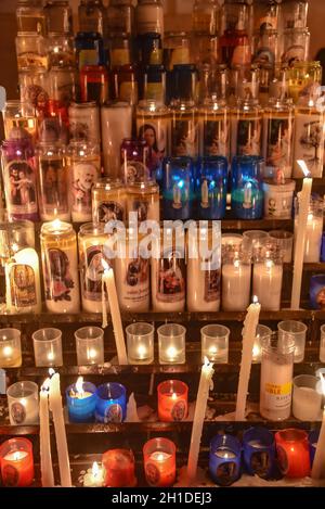 Lourdes, France - 9 octobre 2021 : des bougies s'allument dans un sanctuaire situé dans le lieu de pèlerinage catholique de la basilique Rosaire de Lourdes Banque D'Images