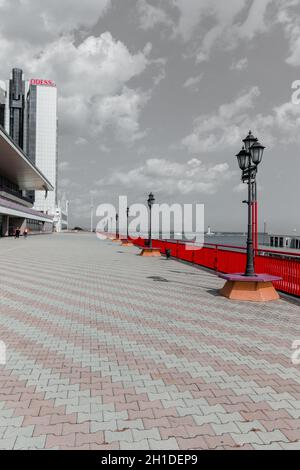 Vue sur un haut hôtel de plusieurs étages à Odessa lors d'une journée ensoleillée et chaude. Banque D'Images