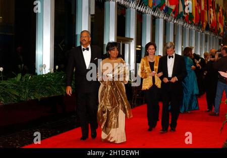 Oprah Winfrey et Stedman Graham arrivent au département d'État des États-Unis pour un dîner offert par le secrétaire d'État américain Colin Powell pour célébrer les 2001 lauréats du Kennedy Center Van Cliburn, Julie Andrews, Jack Nicholson, Quincy Jones,Et Luciano Pavarotti au département d'État des États-Unis à Washington, DC, le samedi 1er décembre 2001.Mme Winfrey et M. Graham sont Sam Waterston et sa femme Lynn.Credit: Ron Sachs/CNP Banque D'Images