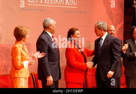 Le président américain George W. Bush assiste à la 3e cérémonie annuelle de l'initiative « Let Freedom Ring » de l'Université de Georgetown en l'honneur de la mémoire du docteur Martin Luther King Jr., qui s'est tenue au John F. Kennedy Center for the Performing Arts à Washington, DC le 17 janvier 2005.Le secrétaire d'État américain Colin Powell et sa femme, Alma Powell, ont reçu le « John Thompson Legacy of a Dream Award » lors des cérémonies.De gauche à droite: La première dame Laura Bush; la secrétaire Powell; Mme Alma Powell; le président Bush.Crédit: Greg E. Mathieson/Pool via CNP Banque D'Images