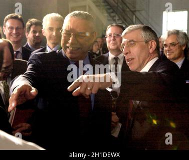 Le ministre britannique des Affaires étrangères Jack Straw présente le secrétaire d'État américain Colin Powell à un journaliste itinérant avant la conférence de presse Blair-Bush à Camp David, MD, le 27 mars 2003, à la suite de ses entretiens sur les progrès de la guerre en Irak.Crédit: Ron Sachs - piscine via CNP Banque D'Images