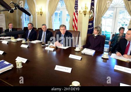 Le président des États-Unis George W. Bush rencontre le Groupe de développement de la politique énergétique nationale dans la salle du Cabinet de la Maison Blanche à Washington, DC, le 19 mars 2001.De gauche à droite : Mitch Daniels, directeur de l'OMB, Donald Evans, secrétaire d'État au Commerce, Colin Powell, président Bush, Gayle Norton, directrice des communications de la Maison Blanche, Karen Hughes, et Spencer Abraham, secrétaire d'État à l'énergie.Crédit : Ron Sachs/CNP Banque D'Images