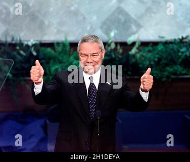 Philadelphie, PA - le 31 juillet 2000 -- le général Colin L. Powell (Armée des États-Unis, retraité) prend la parole lors de la première séance de nuit de la Convention nationale républicaine de 2000 à Philadelphie, Pennsylvanie, le lundi 31 juillet 2000. Crédit : Ron Sachs - CNP Banque D'Images