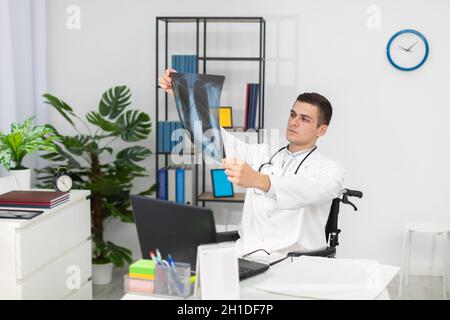 Dans un bureau d'hôpital, un médecin pulmonologique vérifie la radiographie pulmonaire d'un patient. Banque D'Images