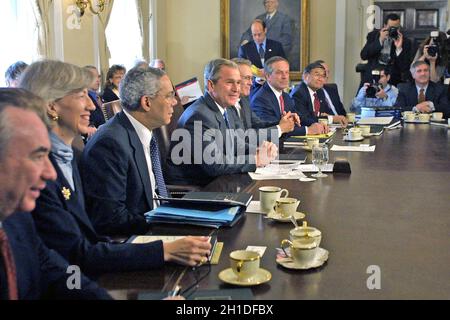 Le président des États-Unis George W. Bush tient une réunion du Cabinet à la Maison Blanche à Washington, DC, le 9 avril 2001.Au cours de la réunion, il a fait une autre déclaration sur la situation en Chine.De gauche à droite : LE secrétaire AMÉRICAIN à la Santé et aux Services humains Tommy Thompson; le secrétaire américain à l'intérieur Gale Norton; le secrétaire d'État américain Colin Powell; le président Bush; le secrétaire américain à la Défense Donald Rumsfeld; le secrétaire américain au Commerce Don Evans; le secrétaire américain aux Transports Norman Mineta;Mitch Daniels, directeur de l'OMB (partiellement masqué) et Andy Card, chef de cabinet de la Maison Blanche.Secrétaire de presse De la Maison Blanche A Banque D'Images